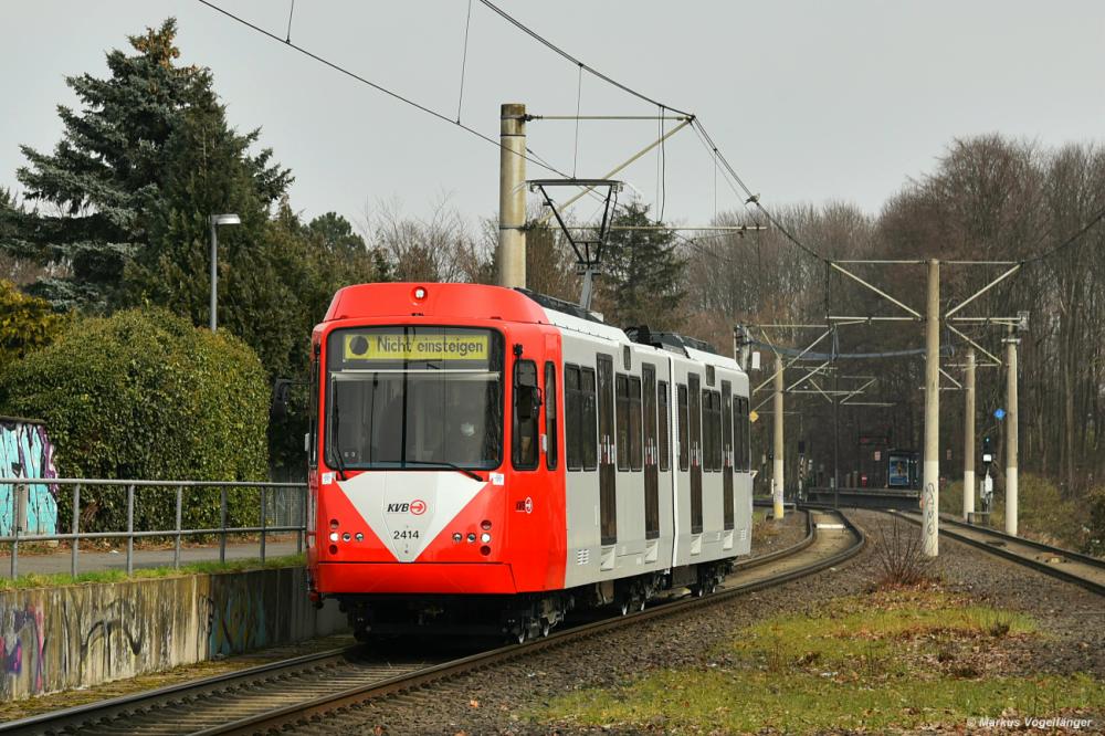 B-Wagen 2414 (ex 2114) wurde als 28. Fahrzeug und damit letztes der Serie 2100 zur Serie 2400 fertig saniert und wird in Kürze den 2000-km-Test antreten. Hier zu sehen in Köln Buchheim am 10.03.2021.
Die aktuelle Liste der 2400er:
Alle Fahrzeuge die umgebaut wurden in Reihenfolge:
01: 2422 ex 2122 Liniendienst
02: 2412 ex 2112 Liniendienst
03: 2426 ex 2196 Liniendienst
04: 2428 ex 2199 Liniendienst
05: 2421 ex 2121 Liniendienst
06: 2416 ex 2116 Liniendienst
07: 2425 ex 2195 Liniendienst
08: 2402 ex 2102 Liniendienst
09: 2427 ex 2198 Liniendienst
10: 2417 ex 2117 Liniendienst
11: 2404 ex 2104 Liniendienst
12: 2403 ex 2103 Liniendienst
13: 2420 ex 2120 Liniendienst
14: 2409 ex 2109 Liniendienst
15: 2405 ex 2105 Liniendienst
16: 2423 ex 2193 Liniendienst
17: 2407 ex 2107 Liniendienst
18: 2424 ex 2194 Liniendienst
19: 2406 ex 2106 Liniendienst
20: 2418 ex 2192 Liniendienst
21: 2413 ex 2113 Liniendienst
22: 2411 ex 2111 Liniendienst
23: 2401 ex 2101 Liniendienst
24: 2408 ex 2108 Liniendienst
25: 2419 ex 2119 Liniendienst
26: 2410 ex 2110 Liniendienst
27: 2415 ex 2115 2000-KM-Test abgeschlossen
28: 2414 ex 2114 in Kürze 2000-KM-Test