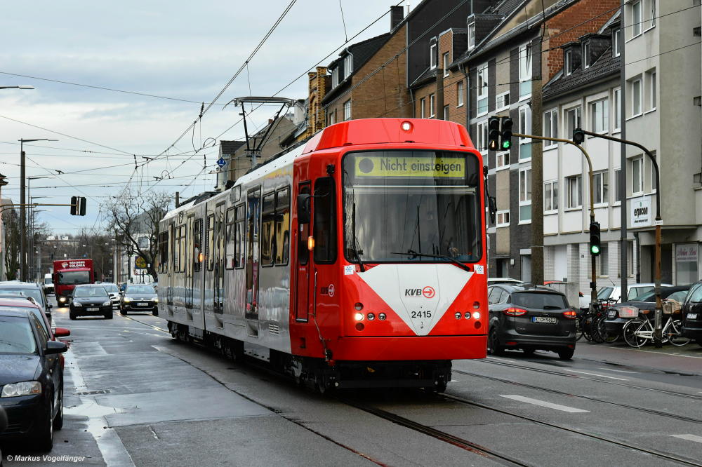 B-Wagen 2415 (ex 2115) wurde als 27. Fahrzeug der Serie 2100 zur Serie 2400 fertig saniert und wird in Kürze den 2000-km-Test antreten. Hier zu sehen in Köln auf der Neusser Straße am 23.12.2020.
Die aktuelle Liste der 2400er:
Alle Fahrzeuge die umgebaut sind oder sich im Umbau befinden in Reihenfolge:
01: 2422 ex 2122 Liniendienst
02: 2412 ex 2112 Liniendienst
03: 2426 ex 2196 Liniendienst
04: 2428 ex 2199 Liniendienst
05: 2421 ex 2121 Liniendienst
06: 2416 ex 2116 Liniendienst
07: 2425 ex 2195 Liniendienst
08: 2402 ex 2102 Liniendienst
09: 2427 ex 2198 Liniendienst
10: 2417 ex 2117 Liniendienst
11: 2404 ex 2104 Liniendienst
12: 2403 ex 2103 Liniendienst
13: 2420 ex 2120 Liniendienst
14: 2409 ex 2109 Liniendienst
15: 2405 ex 2105 Liniendienst
16: 2423 ex 2193 Liniendienst
17: 2407 ex 2107 Liniendienst
18: 2424 ex 2194 Liniendienst
19: 2406 ex 2106 Liniendienst
20: 2418 ex 2192 Liniendienst
21: 2413 ex 2113 Liniendienst
22: 2411 ex 2111 Liniendienst
23: 2401 ex 2101 Liniendienst
24: 2408 ex 2108 Liniendienst
25: 2419 ex 2119 Liniendienst
26: 2410 ex 2110 Liniendienst
27: 2415 ex 2115 in Kürze 2000-KM-Test
28: 2414 ex 2114 Umbau