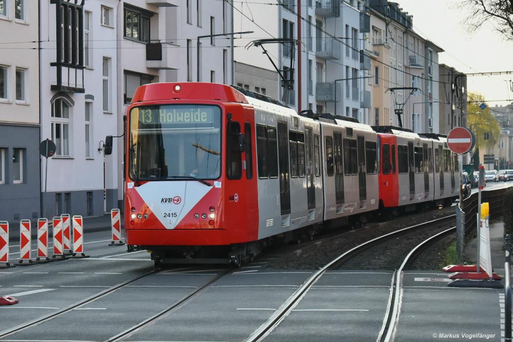 B-Wagen 2415 (ex 2115) wurde als 27. Fahrzeug der Serie 2100 zur Serie 2400 fertig saniert und befindet sich jetzt im Liniendienst. Hier zu sehen in Köln an der Haltestelle Gleueler Str./Gürtel am 24.03.2021. Die aktuelle Liste der 2400er: Alle Fahrzeuge die umgebaut sind oder sich im Umbau befinden in Reihenfolge: 01: 2422 ex 2122 Liniendienst 02: 2412 ex 2112 Liniendienst 03: 2426 ex 2196 Liniendienst 04: 2428 ex 2199 Liniendienst 05: 2421 ex 2121 Liniendienst 06: 2416 ex 2116 Liniendienst 07: 2425 ex 2195 Liniendienst 08: 2402 ex 2102 Liniendienst 09: 2427 ex 2198 Liniendienst 10: 2417 ex 2117 Liniendienst 11: 2404 ex 2104 Liniendienst 12: 2403 ex 2103 Liniendienst 13: 2420 ex 2120 Liniendienst 14: 2409 ex 2109 Liniendienst 15: 2405 ex 2105 Liniendienst 16: 2423 ex 2193 Liniendienst 17: 2407 ex 2107 Liniendienst 18: 2424 ex 2194 Liniendienst 19: 2406 ex 2106 Liniendienst 20: 2418 ex 2192 Liniendienst 21: 2413 ex 2113 Liniendienst 22: 2411 ex 2111 Liniendienst 23: 2401 ex 2101 Liniendienst 24: 2408 ex 2108 Liniendienst 25: 2419 ex 2119 Liniendienst 26: 2410 ex 2110 Liniendienst 27: 2415 ex 2115 Liniendienst 28: 2414 ex 2114 2000-km-Test