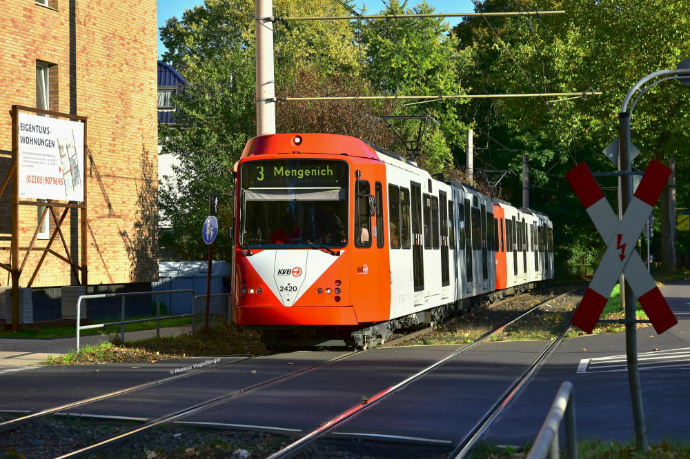 B-Wagen 2420 (ex 2120) befindet sich als 13. saniertes Fahrzeug im Liniendienst. Hier zu sehen kurz vor der Haltestelle Westfriedhof auf der Venloer Straße am 14.10.2017.
