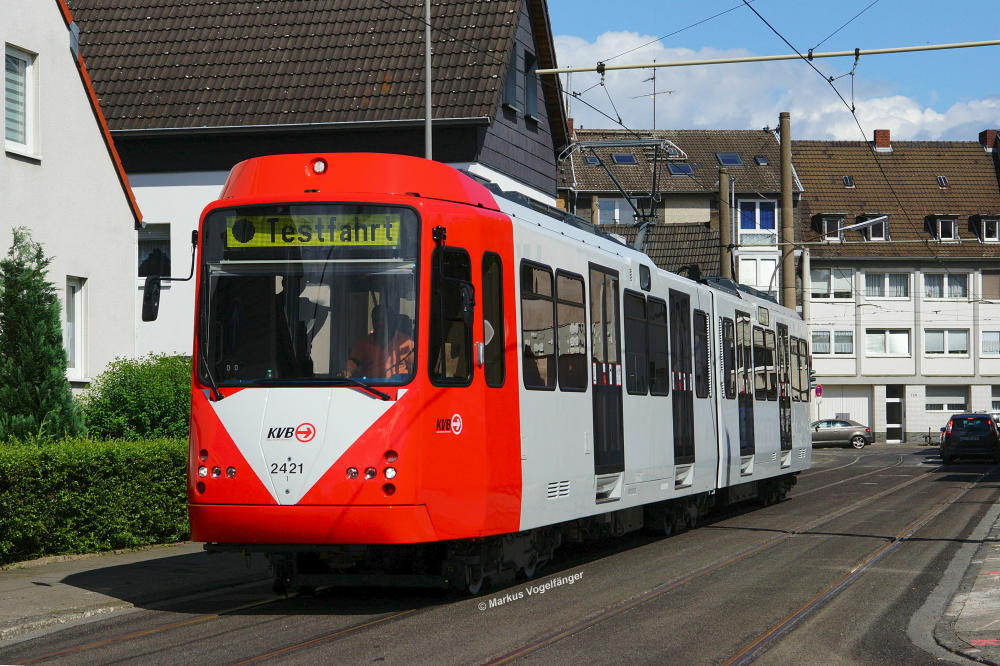 B-Wagen 2421 (ex 2121) war heute (12.08.2014) als fünftes saniertes Fahrzeug auf Testfahrt unterwegs. Hier zu sehen auf den ganz neuen Gleisen auf dem Simonskaul.