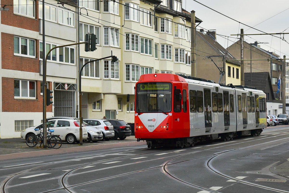 B-Wagen 2424 (ex 2194) wurde als Fahrzeug Nummer 18 fertig saniert. Hier zu sehen auf der Kreuzung Neusser Str./Simonskaul am 22.11.2018.