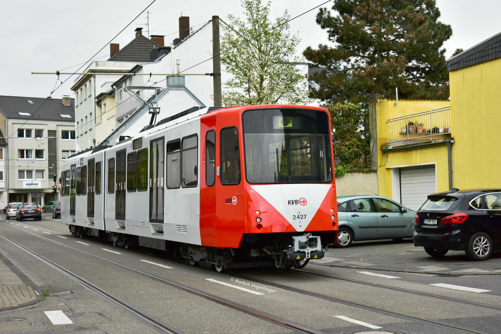 B-Wagen 2427 (ex 2198) wurde als neunter B-Wagen der Serie 2100 saniert und zur Serie 2400 umgebaut. In den nächsten Tagen wird er 2000 Kilometer im Streckennetz getestet und dann für die ersten Linieneinsätze mit Fahrgästen zur Verfügung gestellt. 2427 auf dem Simonskaul am 26.04.2016.