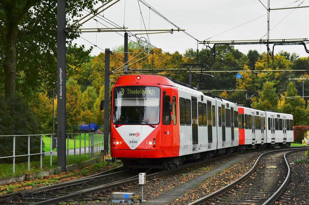 B-Wagen (B80D) 2205 (hinten) und der modernisierte B-Wagen (B100S) 2428 (vorne) auf der Linie 3 in Bocklemünd am 16.10.2015.