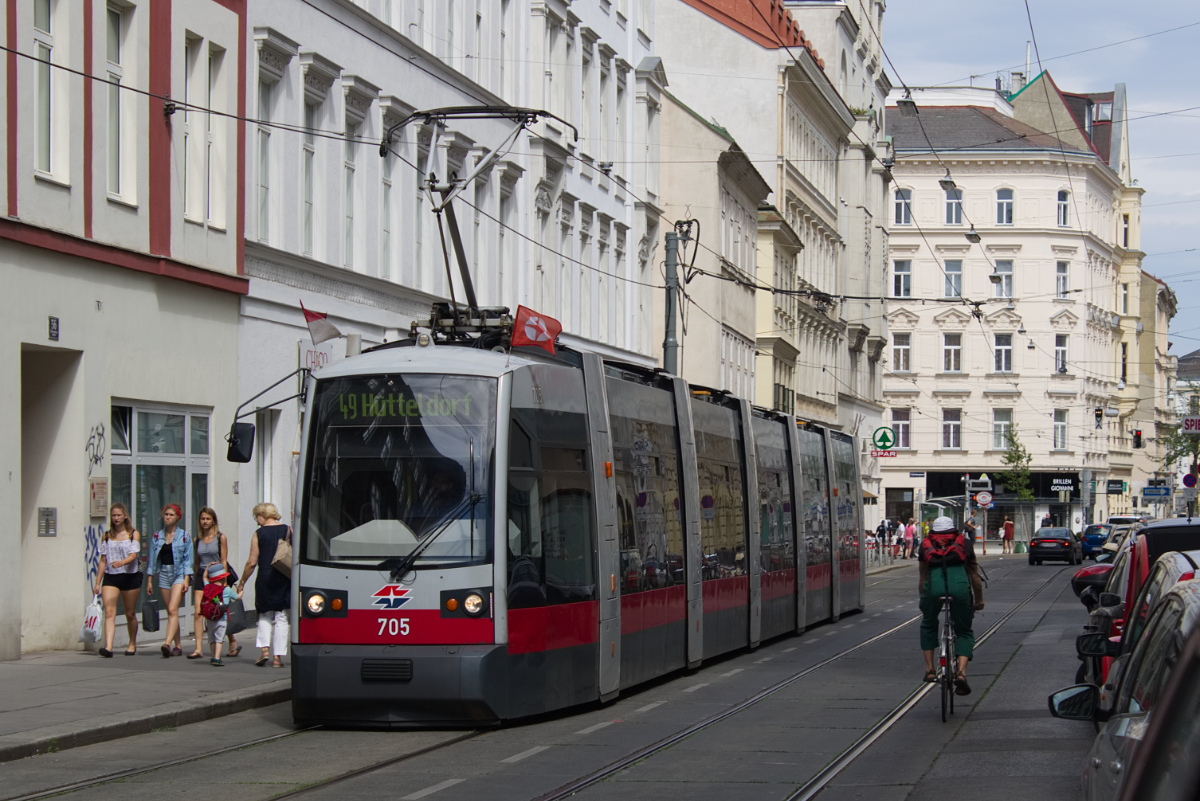 B1 705 auf der Linie 49 in der Siebensterngasse, 27.06.2017
