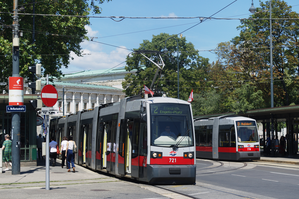 B1 721 auf der Linie 2 in der Haltestelle Dr.-Karl-Renner-Ring, 28.06.2016
