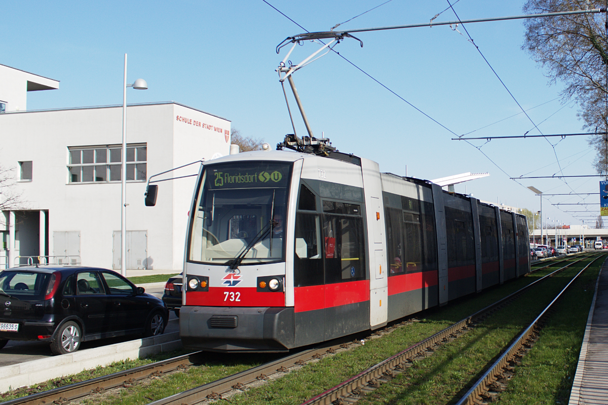 B1 732 auf der Linie 25 in der Prandaugasse, 27.03.2016