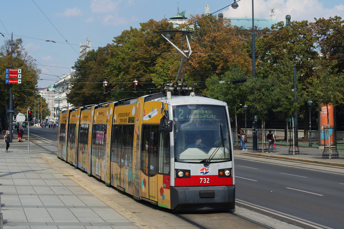 B1 732 mit der Turkish Airlines Werbung auf der Linie 2 vor dem Parlament, 18.08.2016