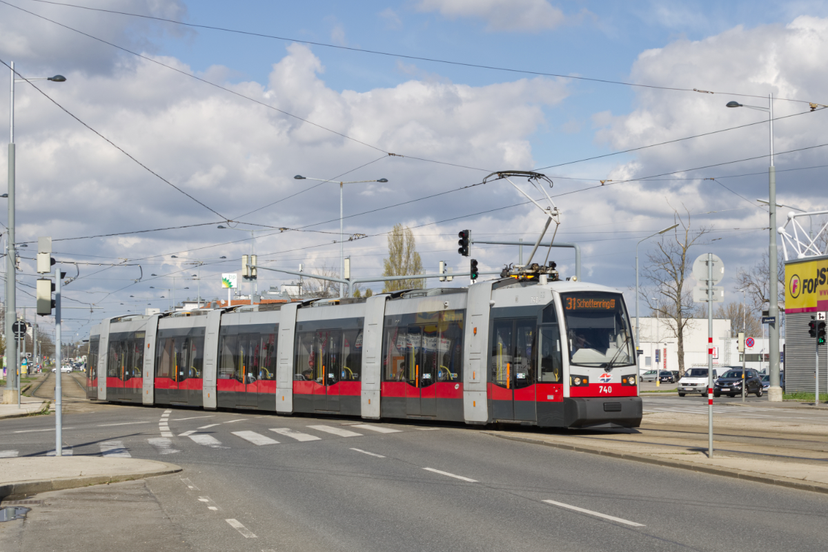 B1 740 auf der Linie 31 beim Kreuzen der Gerasdorfer Straße, 06.04.2019