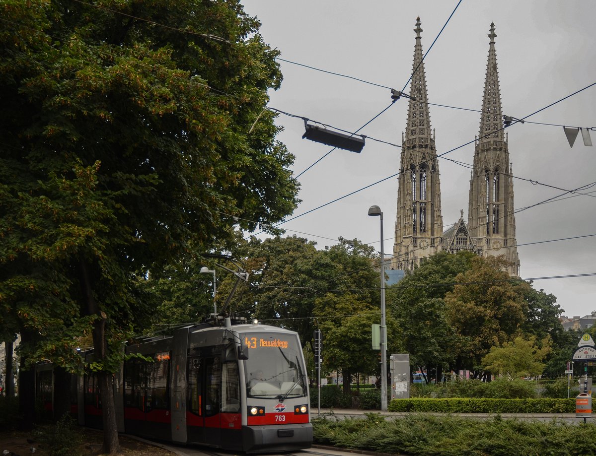 B1 763, im Betriebsstand seit 06.06.2013, am Schottentor vor der Votivkirche.

Der Bereich rund um das Schottentor wird in den nächsten Jahren anlässlich der neuen U5/U2 kräftig umgebaut.

19.August.2015