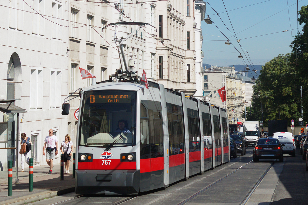 B1 767 auf der Linie D in der Haltestelle Schloss Belvedere, 29.06.2016
