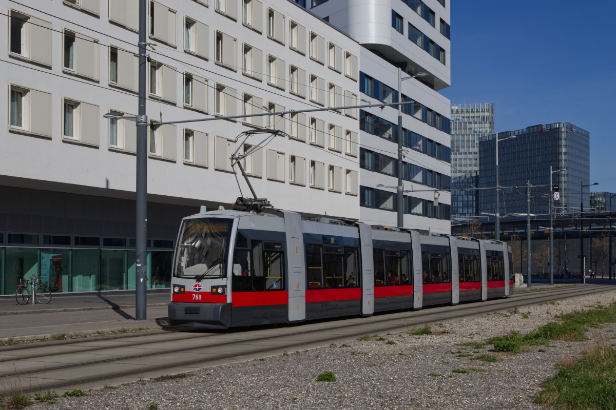 B1 768 auf der Linie D in der Karl-Popper-Straße, 12.04.2023