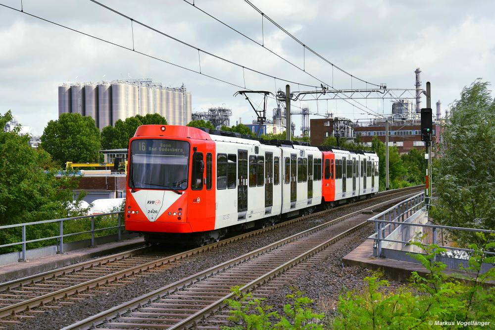 B100S 2426 (ex 2196; Umbau Nr. 3) und 2406 (ex 2106; Umbau Nr. 19 ) als Linie 16 in Wesseling am 06.07.2020.