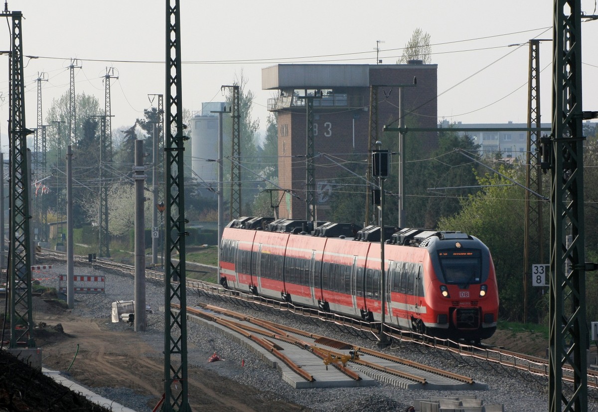 B3 in Coswig (Dresden) ist noch  am Netz  Im Zuge der Streckensanierung wird wohl auch hier Ruhe einkehren, 442 313 als RE 50 aus Leipzig passiert gerade, die Weiche für die neue Streckenführung ist schon montiert. 06.04.2014  16:25 Uhr