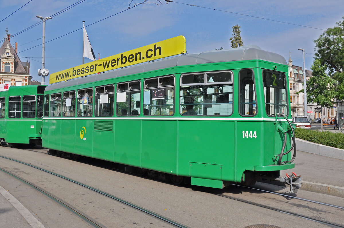 B4 1444, auf der Linie 2, wartet am 24.08.2011 an der Haltestelle Wettsteinplatz.