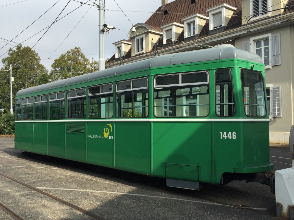 B4 1446 ist nun aus dem Linienbetrieb der BVB ausgeschieden. Der Wagen steht nun vor dem Depot Dreispitz und wartet auf den Transport nach Belgrad, 26.09.2015