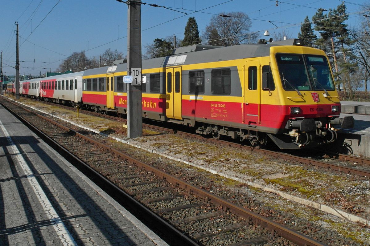 B4 ES 10.208 mit drei CityShuttle-Wagen und BDe ET 10.108 der Montafonerbahn abgestellt im Bahnhof Bregenz am 07.03.2014.