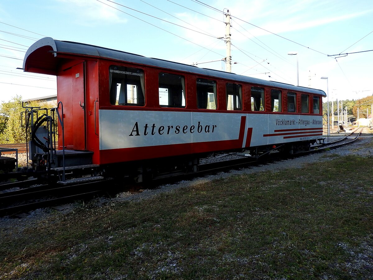 B4bu 20223, bzw. die Atterseebar, wartet im Bhf. Vöcklamarkt auf die nächsten Einsätze auf den 1Meter-spurigen Gleisen der Atterseebahn in Richtung Österreichs größtem See; 211017