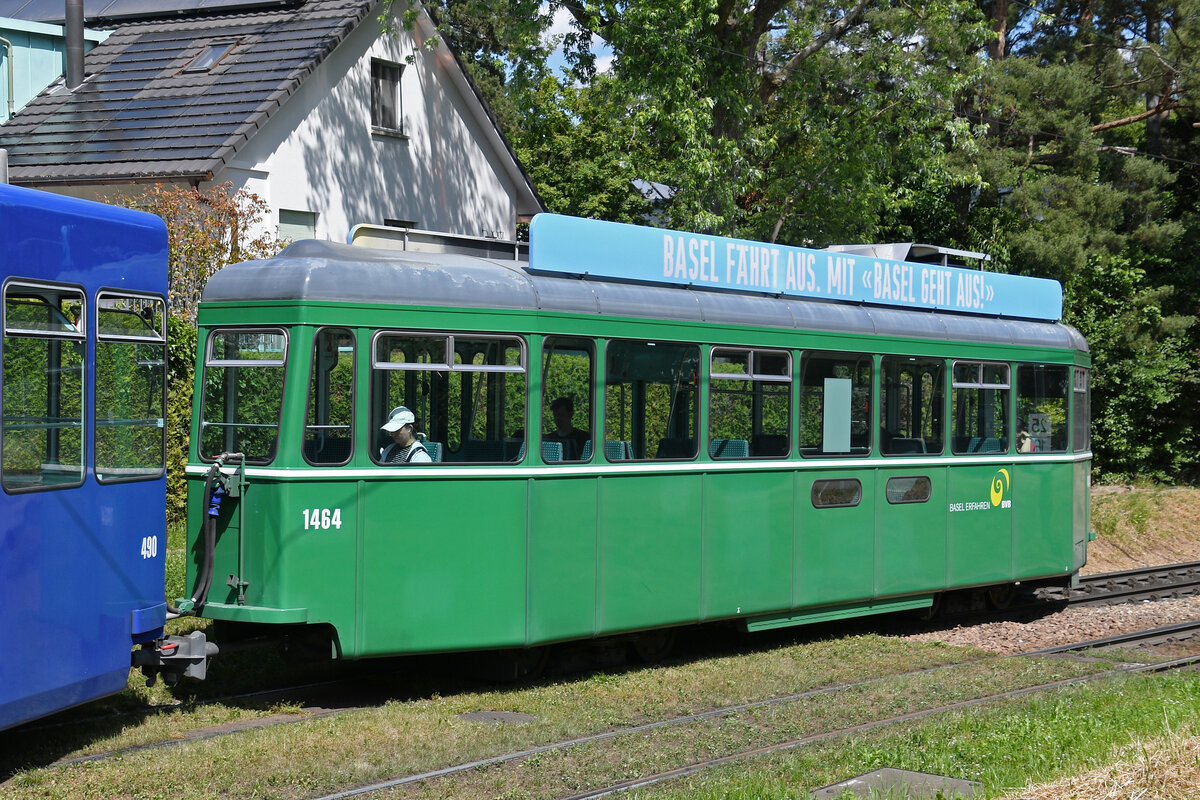 B4S 1464, auf der Linie 15, f�hrt am 01.06.2026 als Zweitwagen zur Haltestelle Lerchenstrasse. Aufnahme Basel.