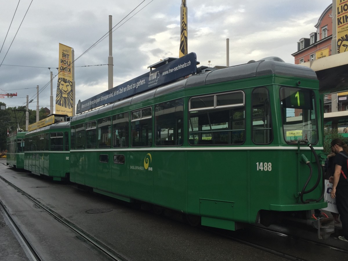 B4S 1488 unterwegs auf der Linie 1 am Bhf. SBB, 22.09.2015