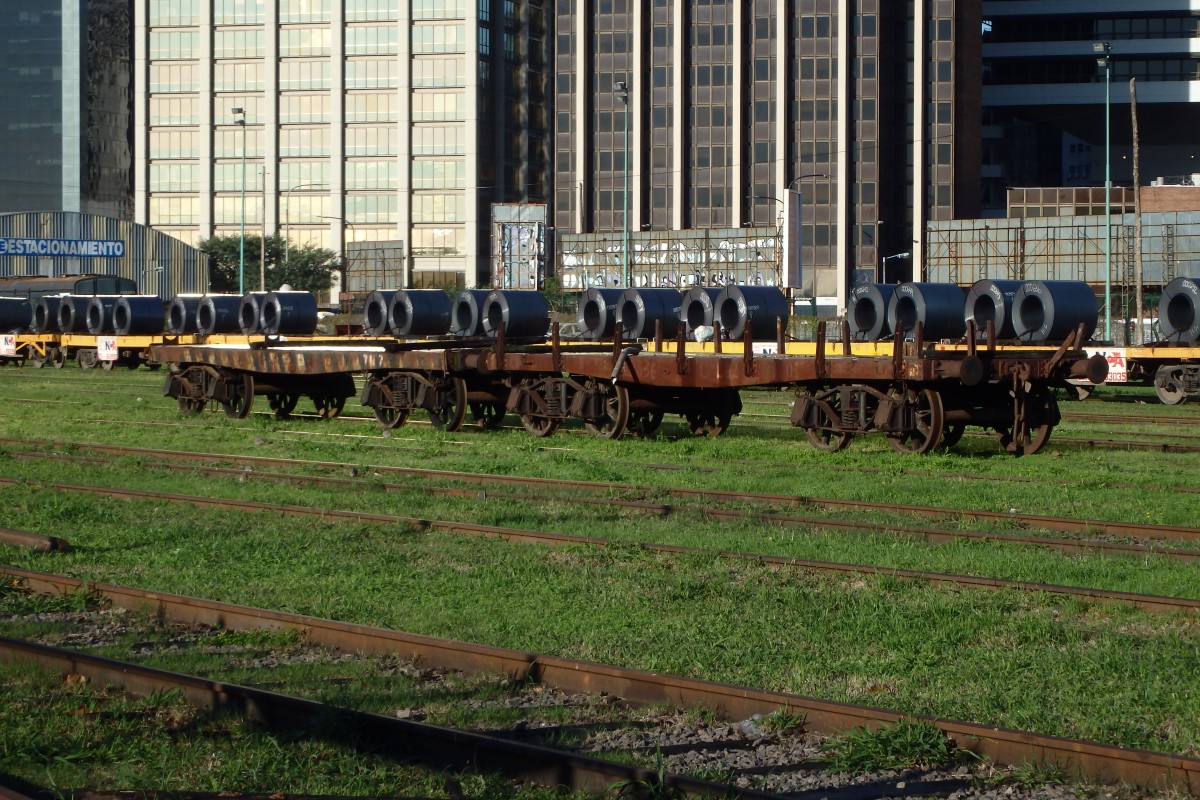 BA,Argentinien, 15,08.2015:Zwei alte Flachwagen im Hafen von Buenos Aires