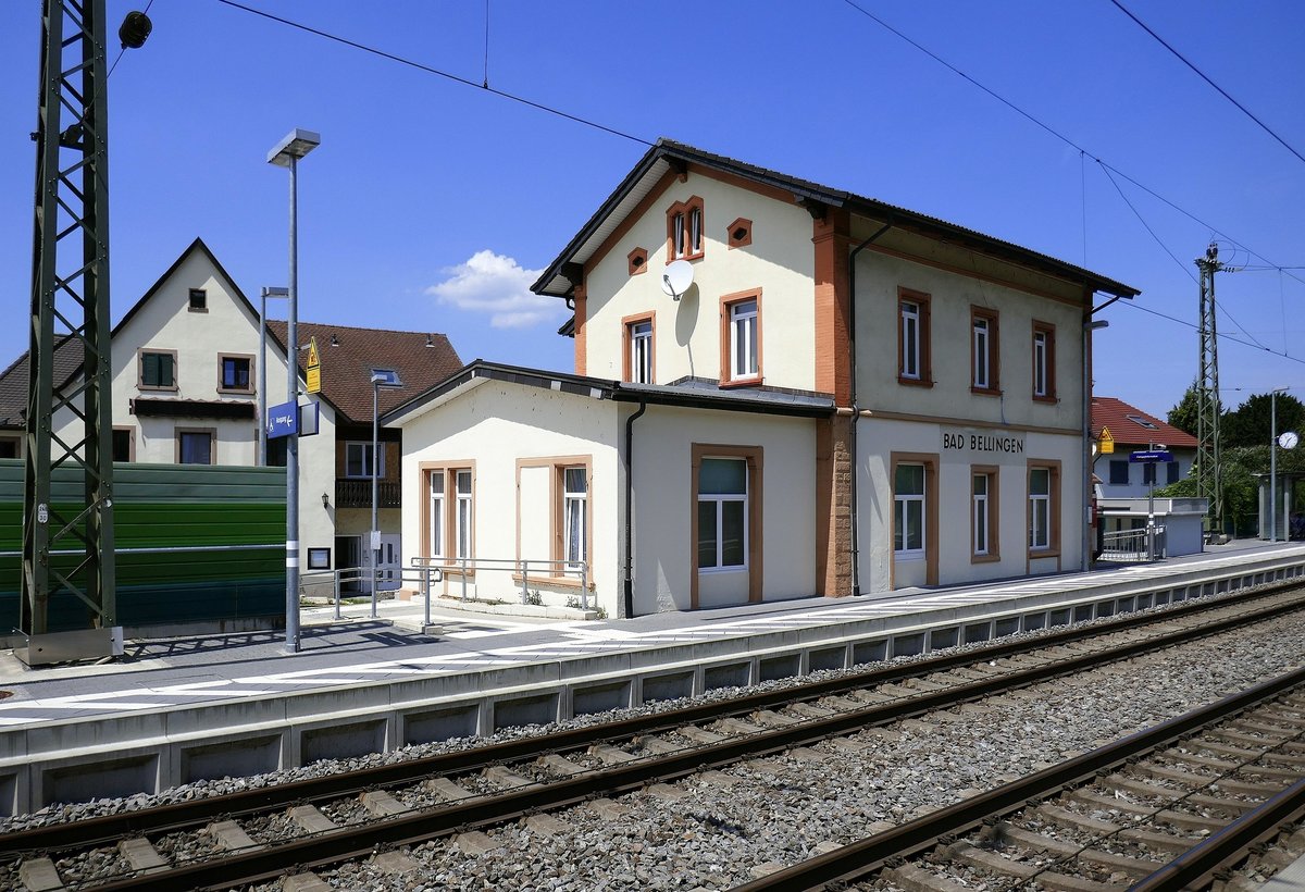 Bad Bellingen, das ehemalige Bahnhofsgebäude an der Rheintalbahn, von der Gleisseite gesehen, Juli 2019