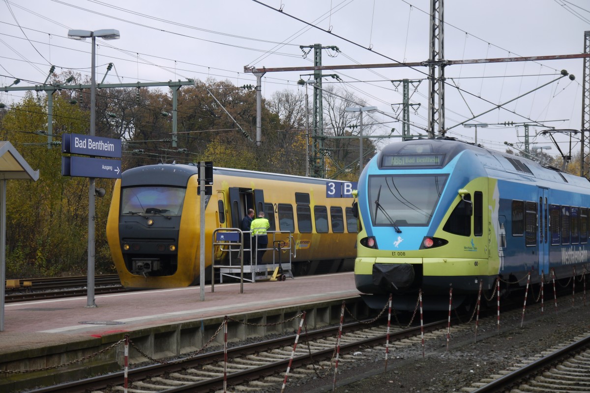 Bad Bentheim, 23.11.13. In Gleis 2 steht WFB ET008 (427 117), daneben NS-Triebwagen 95 84 5131436-2 als Grensland-Express der Bentheimer Eisenbahn nach Hengelo.