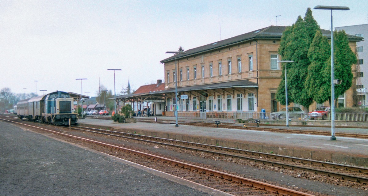 Bad Neustadt (Saale) am 14.4.89: 211 258 wartete mit einem vierachsigen Umbauwagen und einem Silberling am Haken auf Gleis 3 auf den nächsten Einsatz.