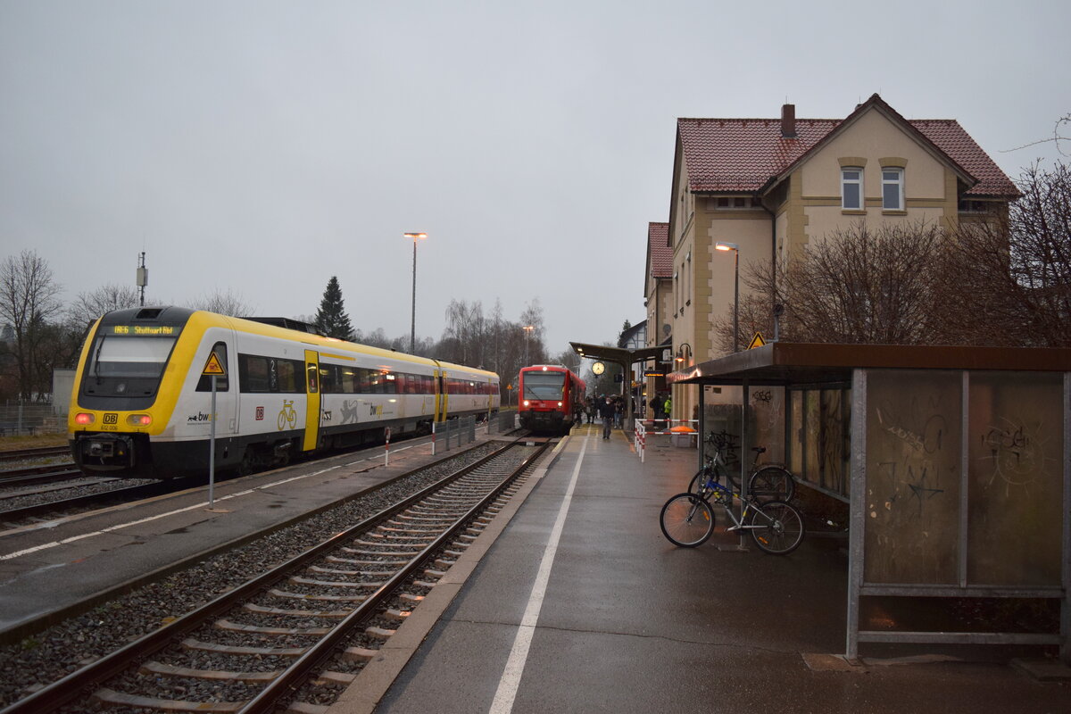 Bad Saulgau am 01.04.2022 mit 612 006 als IRE in Richtung Sigmaringen und 650 014 als RB in Richtung Aulendorf