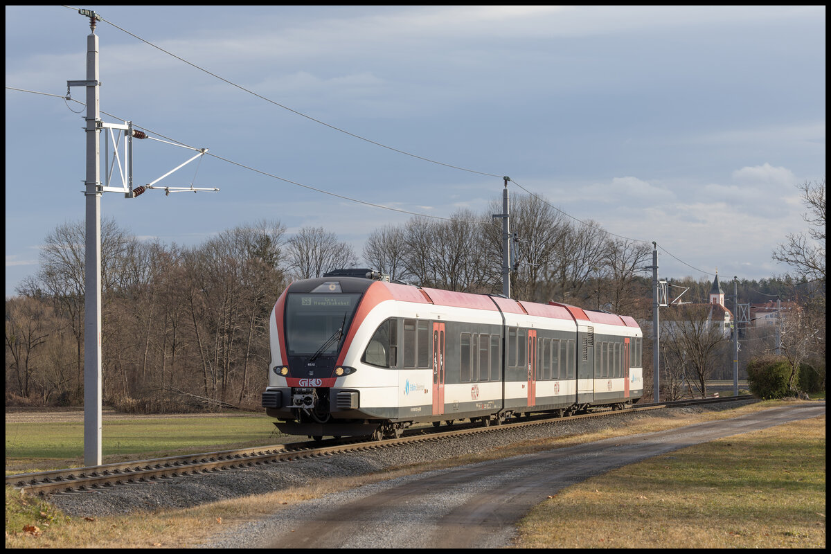 Bad Schwanberg am 5. Jänner 2023 . Ein Zug der Linie S61 erreicht die Haltestelle pünktlich. 