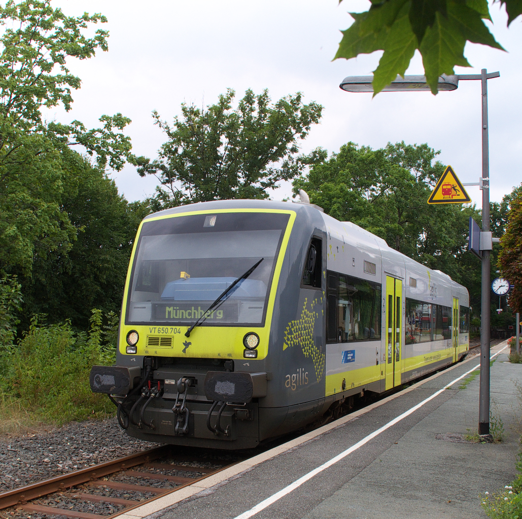 Bad Steben ist ein Markt im oberfränkischen Landkreis Hof und das höchstgelegene Staatsbad in Bayern. Die Eisenbahn hat schon bessere Zeiten erlebt aber wenigstens ist sie noch vorhanden. Die Bahnstrecke 5021 Hof - Bad Steben ist 27 Km lang und wird im  technisch unterstützten Zugleitbetrieb befahren. Einziger Kreuzungsbahnhof ist Selbitz. Agilis VT 640.704 hat Ausfahrt, die durch ein blaues Blinklicht angezeigt wird, aus Bad Steben in Richtung Münchberg über Hof Hbf. 19.08.2015