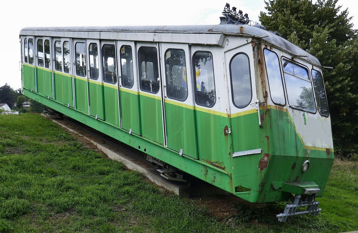 Bad Wildbad, der Bergbahnwagen von 1968 steht als technisches Denkmal am Bahnhof von Bad Wildbad, ab 2011 f�hrt die neue Bergbahn auf den Sommerberg, Sept.2026