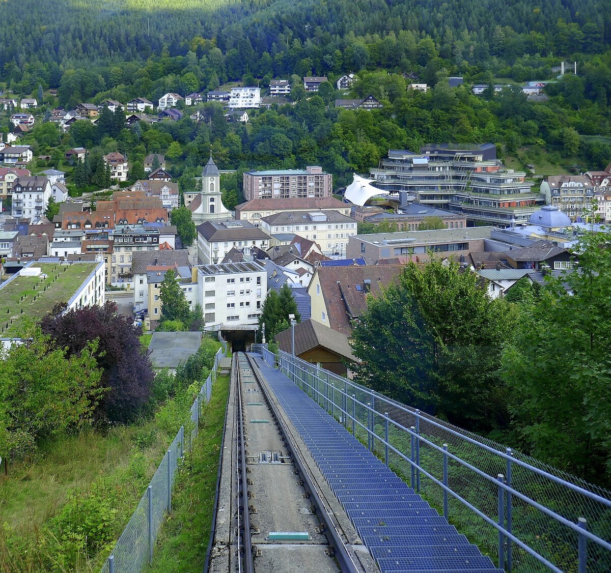 Bad Wildbad, Blick auf den unteren Streckenteil der Sommerbergbahn mit der Talstation, Sept.2026
