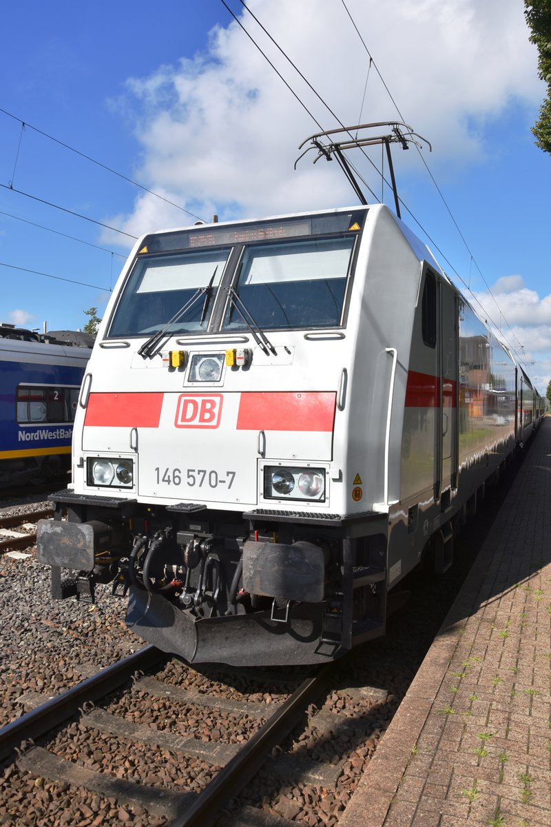 BAD ZWISCHENAHN (Landkreis Ammerland), 18.08.2016, 146 570-7 hinter IC 2434 nach Emden Außenhafen im Bahnhof Bad Zwischenahn