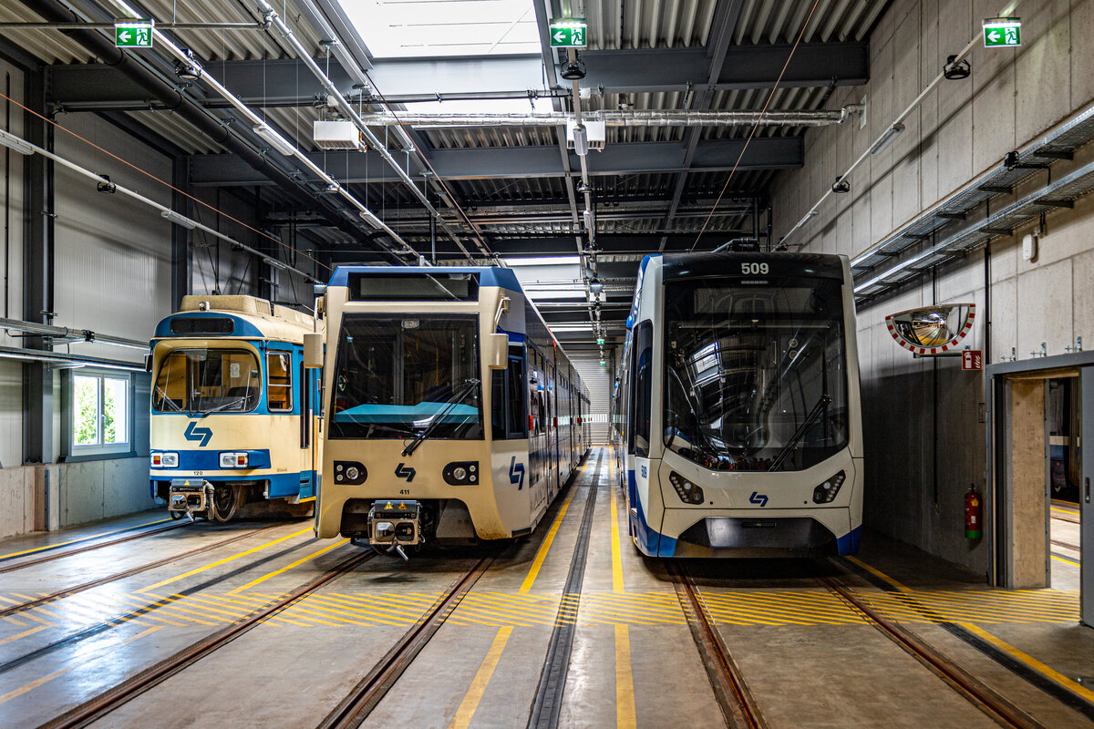 Baden. Am 30.08.2026 wurde f�r Stra�enbahninteressierte eine kurze F�hrung durch die neue Remise Leesdorf geboten. In der Halle befinden sich an diesem Sonntag drei Fahrzeuggenerationen nebeneinander – TW 120, 411 und 509.