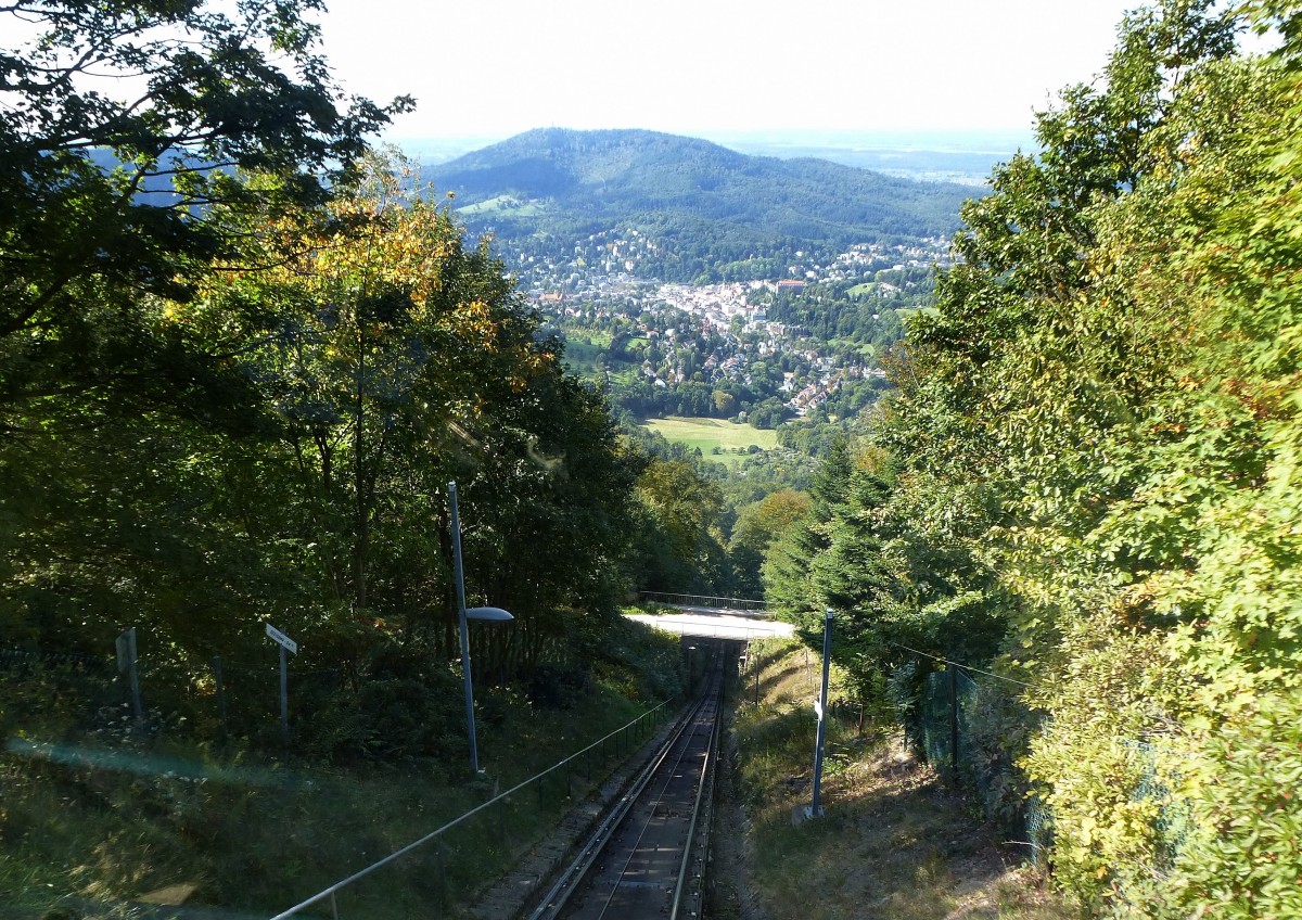 Baden-Baden, Blick aus der abwrts fahrenden Kabine auf die Strecke der Merkurbergbahn und Teile der Stadt Baden-Baden, Aug.2015
