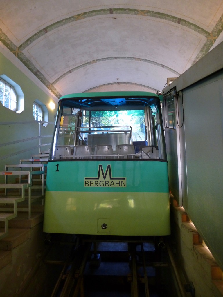 Baden-Baden, der Wagen der Merkurbergbahn in der Talstation, die 1913 erffnete Standseilbahn berwindet in fnf Minuten Fahrtzeit 370 Hhenmeter, Aug.2015