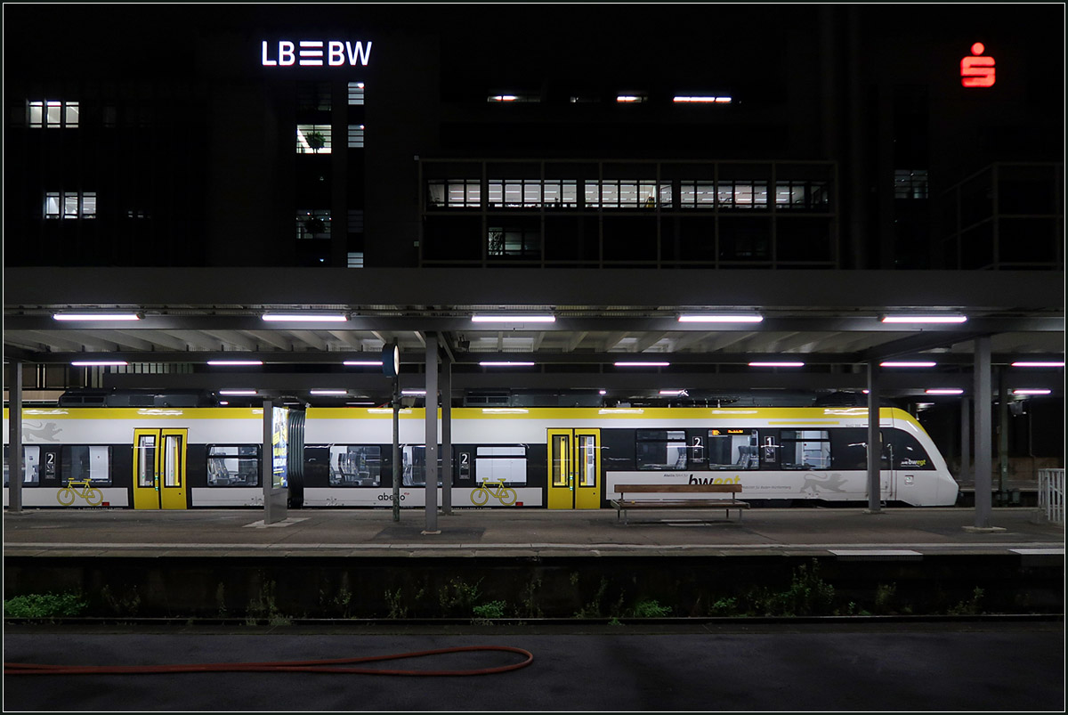 Baden Württembergs Farben leuchten in der Nacht - 

Talent-Triebzug im Stuttgarter Hauptbahnhof. 

07.10.19 (M)