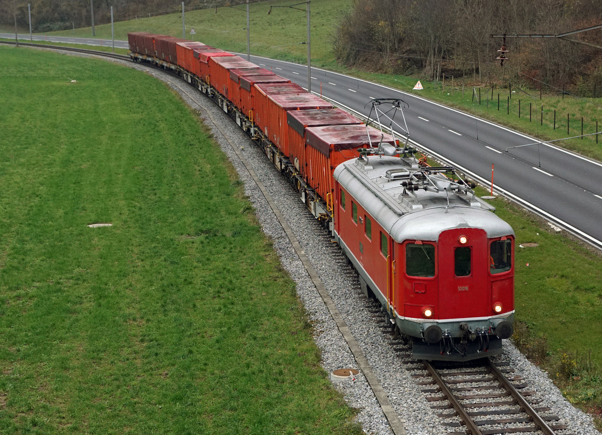 Bäume und Sträucher sind geschnitten, der Herbst ist vorbei, der Winter kann kommen.
Abtransport der Baumschnitzel von der Region Balsthal mit der Oensingen-Balsthal-Bahn AG OeBB am 16. November 2017.
Zum Einsatz gelangten die Re 4/4 I 10016 sowie die Em 4/4 20.
Foto: Walter Ruetsch
