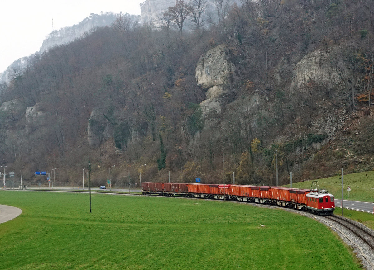 Bäume und Sträucher sind geschnitten, der Herbst ist vorbei, der Winter kann kommen.
Abtransport der Baumschnitzel von der Region Balsthal mit der Oensingen-Balsthal-Bahn AG OeBB am 16. November 2017.
Zum Einsatz gelangten die Re 4/4 I 10016 sowie die Em 4/4 20.
Foto: Walter Ruetsch
