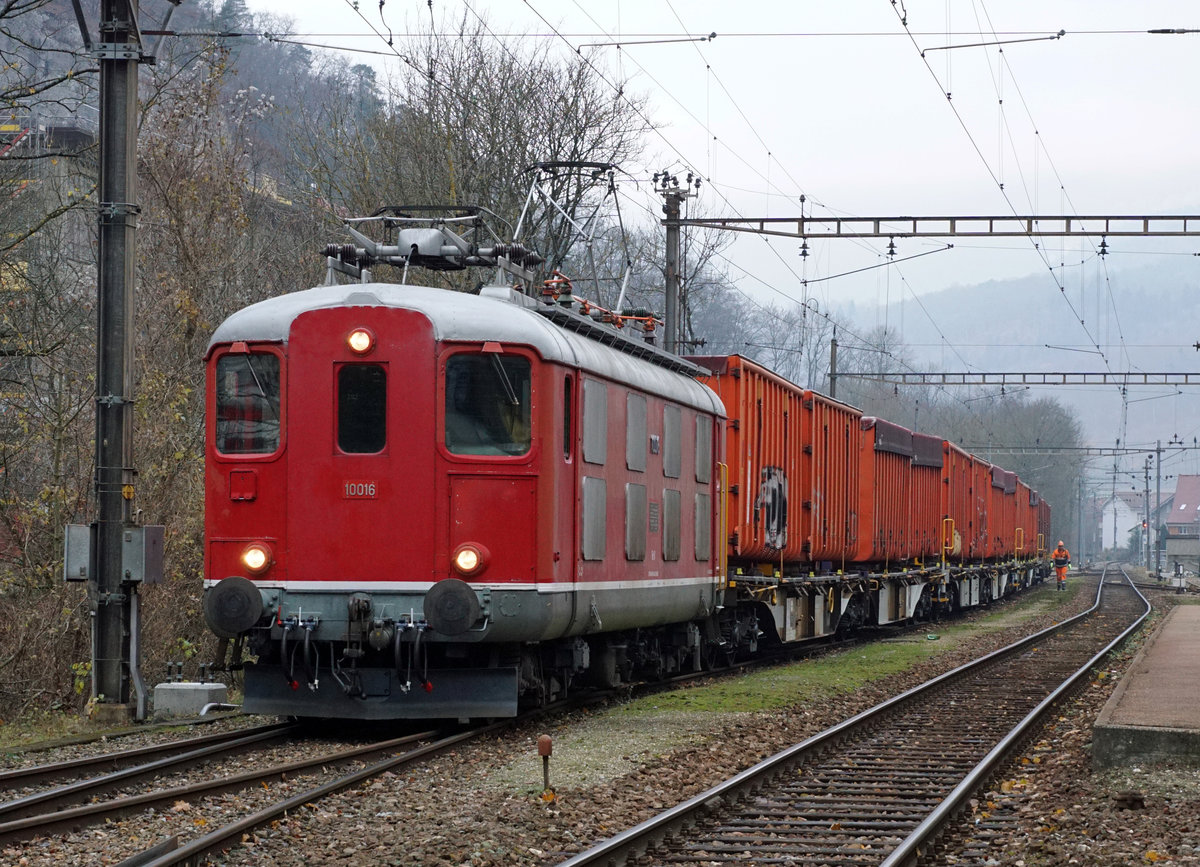 Bäume und Sträucher sind geschnitten, der Herbst ist vorbei, der Winter kann kommen.
Abtransport der Baumschnitzel von der Region Balsthal mit der Oensingen-Balsthal-Bahn AG OeBB am 16. November 2017.
Zum Einsatz gelangten die Re 4/4 I 10016 sowie die Em 4/4 20.
Zur Aufnahme: Bildausschnitt Fotoshop.
Foto: Walter Ruetsch
