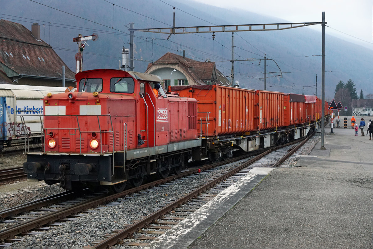 Bäume und Sträucher sind geschnitten, der Herbst ist vorbei, der Winter kann kommen.
Abtransport der Baumschnitzel von der Region Balsthal mit der Oensingen-Balsthal-Bahn AG OeBB am 16. November 2017.
Zum Einsatz gelangten die Re 4/4 I 10016 sowie die Em 4/4 20.
Foto: Walter Ruetsch

