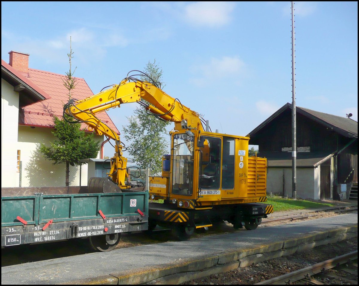 Bagger SVP 7 an der Bahnhof Cisovice am 28. 9. 2017.