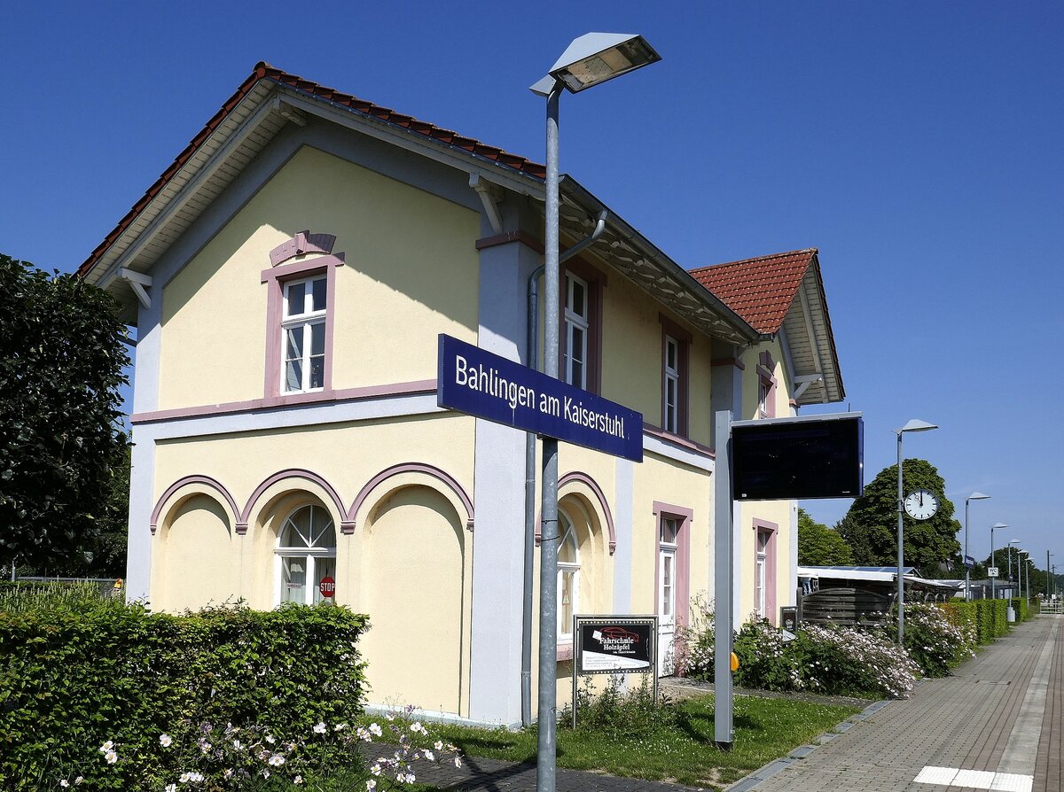 Bahlingen am Kaiserstuhl, der Bahnhof der Kaiserstuhlbahn von der Gleisseite gesehen, das Gebäude wird nicht mehr von der Bahn genutzt, Aug.2021