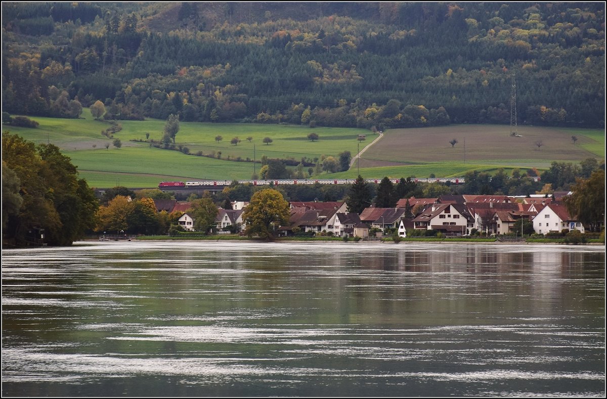 Bahn am Hochrhein. Bei Mumpf und Wallbach AG fhrt eine Re 460 mit einem Bahn-2000-Zug vorber. Wallbach (Baden), Oktober 2017.