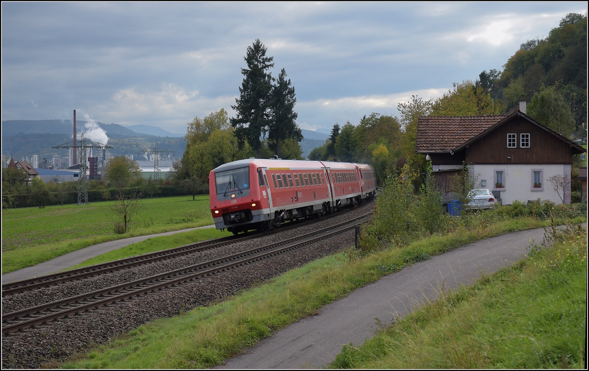 Bahn am Hochrhein. Beim Schloss Beuggen legen sich 611 003 und 611 004 satt in die  Kurve . Oktober 2017.