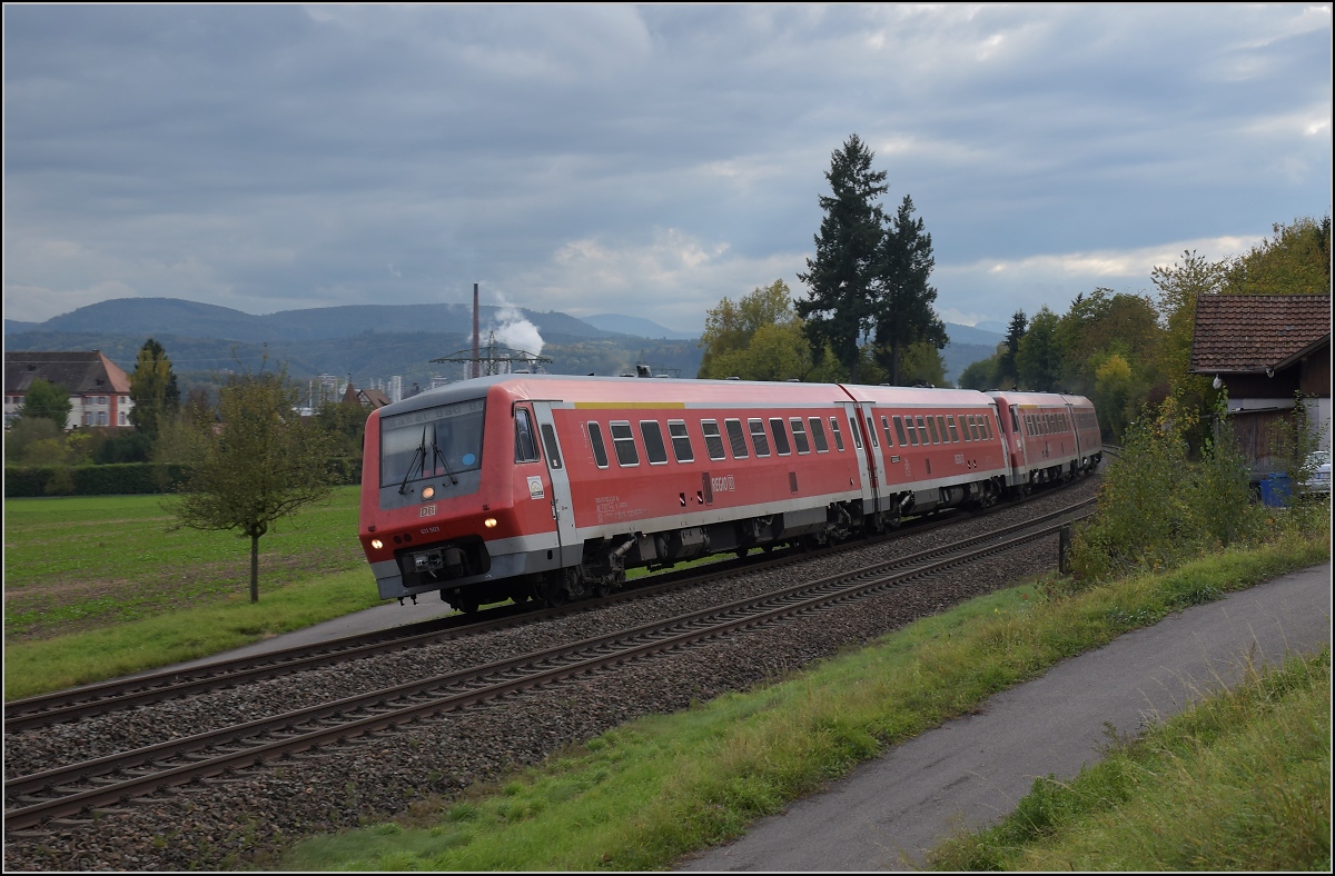 Bahn am Hochrhein. Beim Schloss Beuggen legen sich 611 003 und 611 004 satt in die  Kurve . Oktober 2017.
