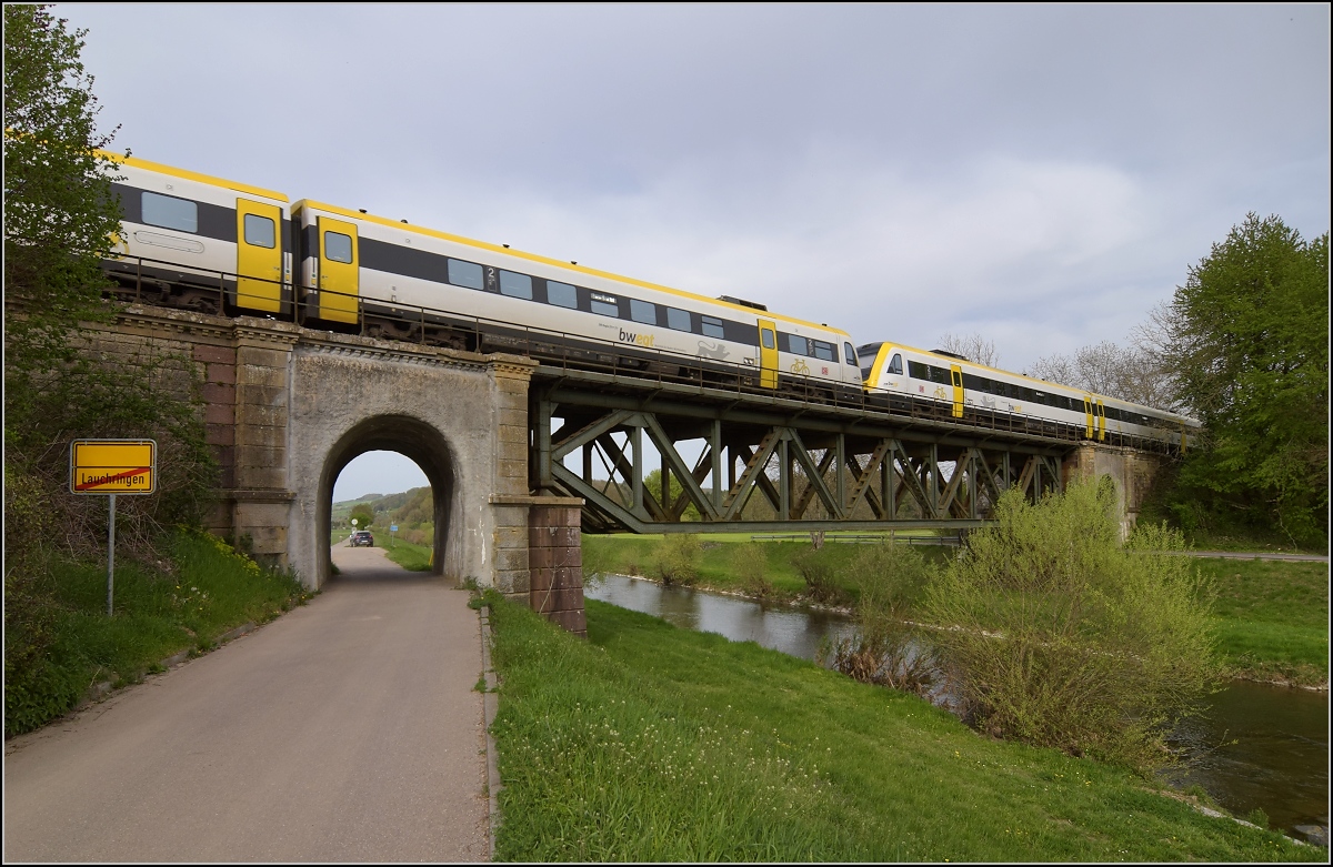 Bahn am Hochrhein. Die wunderbare Wutachbrücke der Hochrheinbahn ist eine Fachwerkbrücke zwar nur aus dem Jahr 1909, aber sie ist auch akut durch den Abrisswahn der DB bedroht, obwohl sie längst unter Denkmalschutz steht. Warum auch hier die Bausubstanz nicht renovierbar sei, darüber informiert die DB trotzdem nicht. Tiengen, April 2019.