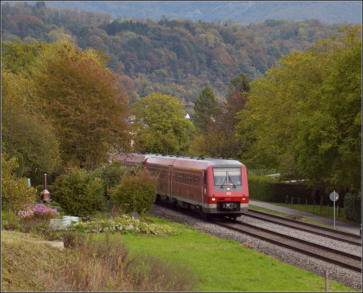 Bahn am Hochrhein. In Schwörstadt geht es für 611 012 und 014 mit 160 Sachen den Rhein entlang. Leider sind die Tage dieser Baureihe bereits gezählt, auch wenn sie vorerst unverzichtbar scheint. Oktober 2017.