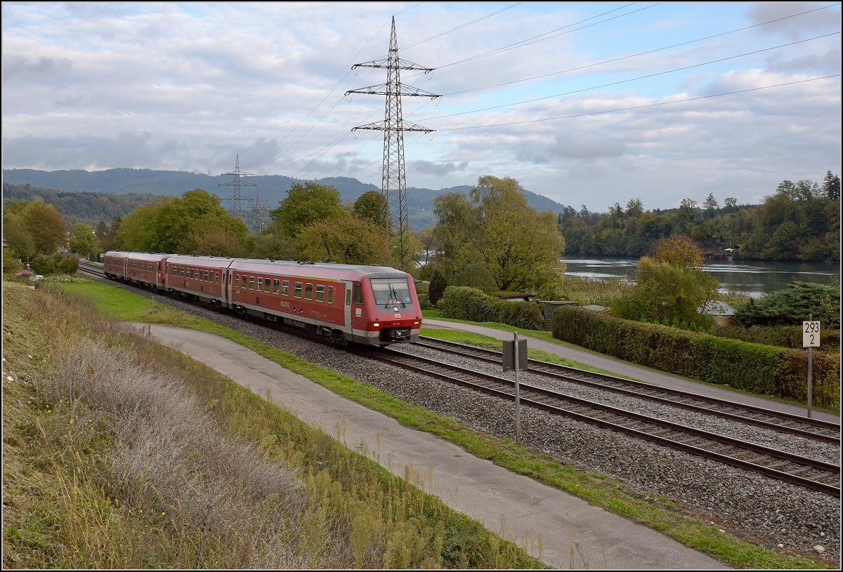 Bahn am Hochrhein. In Schwörstadt geht es für 611 012 und 014 mit 160 Sachen den Rhein entlang. Oktober 2017.